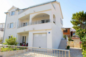 Гостиница Two-Bedroom Apartment in Okrug Gornji III  Трогир